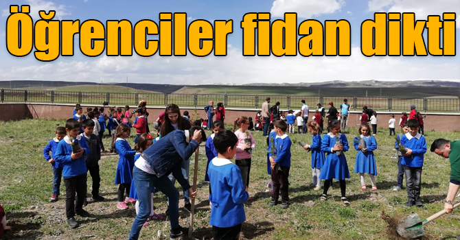 Kars’ta üniversite öğrencileri fidan dikti