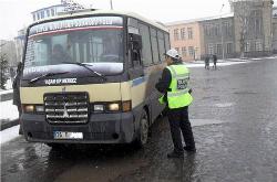 Trafik ekipleri fazla yolcu uygulamasını aralıksız sürdürüyor