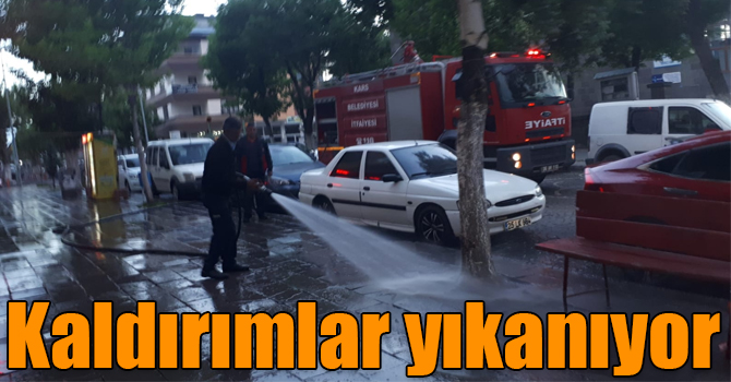 İtfaiye ve temizlik işleri ekipleri Kars'ta kaldırımları yıkıyor