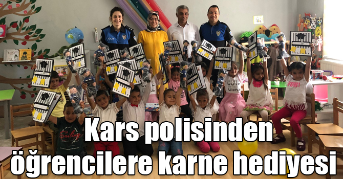 Kars polisinden öğrencilere karne hediyesi