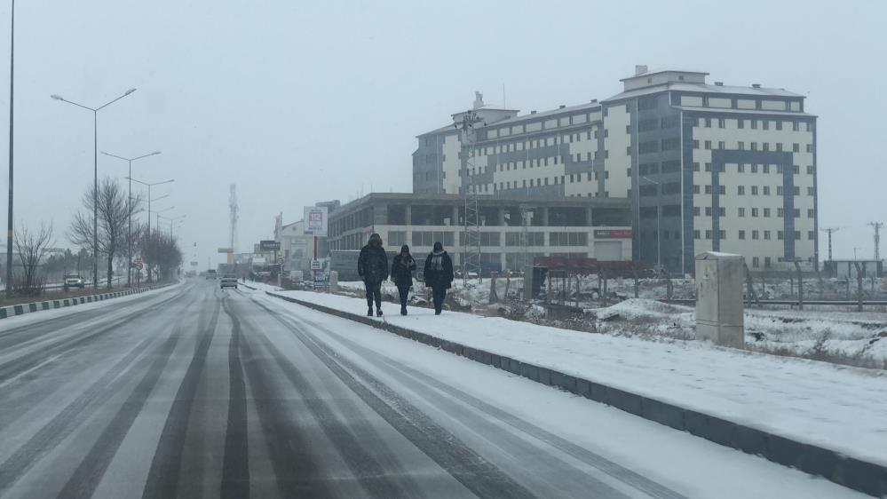 Kars’ta kar yağışı etkili oluyor