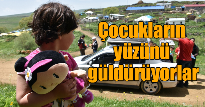 Oyuncağı olmayan çocukların yüzünü güldürüyorlar