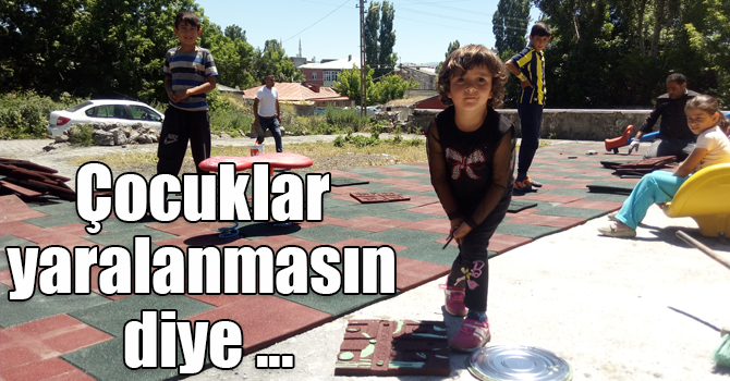Kars'ta çocuklar yaralanmasın diye parklara kauçuk zemin döşeniyor