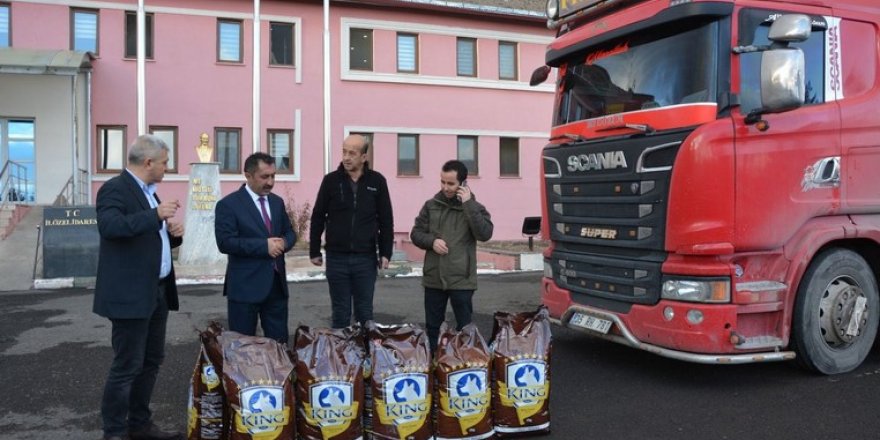 Kars İl Özel İdaresi tarafından 2100 kg hayvan maması alındı