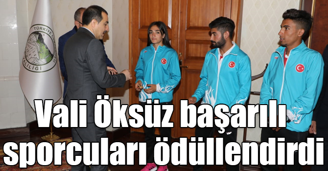 Kars Valisi Türker Öksüz uluslararası yarışmalarda başarılı olan sporcuları ödüllendirdi