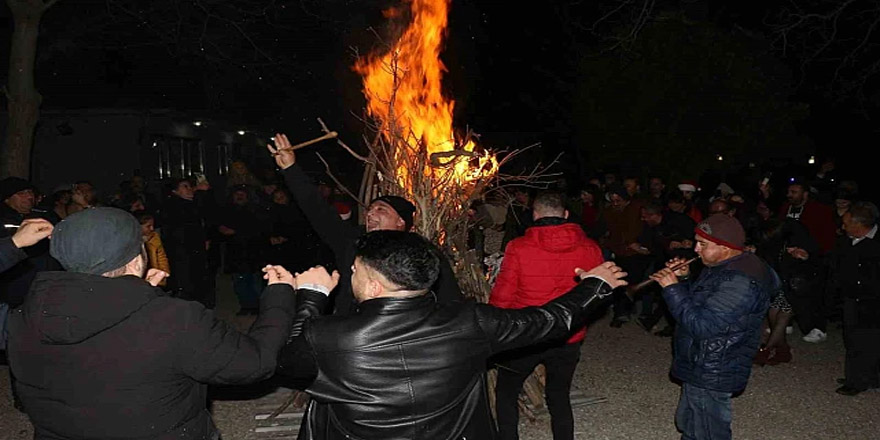 Kars'ta Yakılan ateşin başında 2024'e girildi!