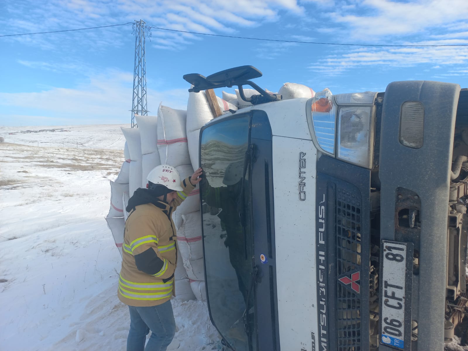 Kars'ta saman yüklü kamyonet kaza yaptı