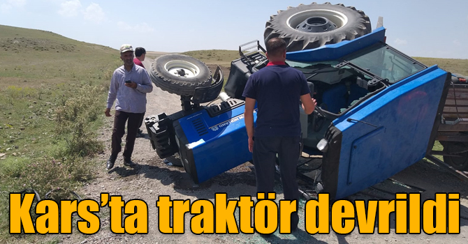 Kars'ta devrilen traktörde sıkışan iki yaralıyı ekipler kurtardı