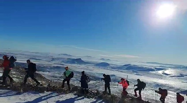 Iğdırlı dağcılar Sarıkamış Şehitleri için Allahuekber Dağı'na tırmandı