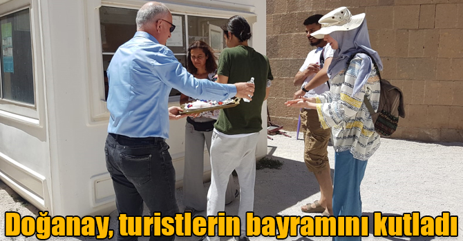 Doğanay, turistlerin bayramını kutladı