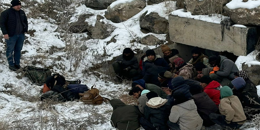 Kars’ta menfezden 24 düzensiz göçmen çıktı