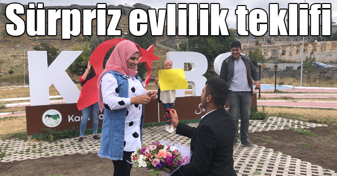 Karslı gençten kız arkadaşına sürpriz evlilik teklifi