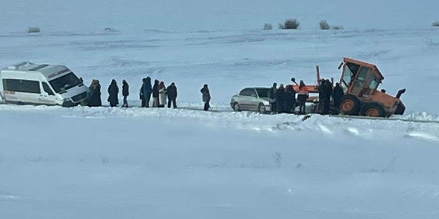Kars’ta iş makinesi ve minibüs yol kenarına düştü
