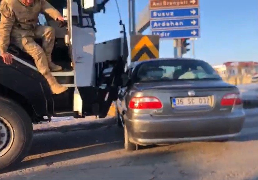 Kars'ta jandarma aracı ile otomobil çarpıştı