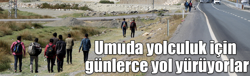 Umuda yolculuk için günlerce yol yürüyorlar