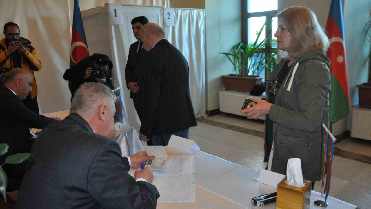 Kars’ta Azerbaycanlılar Cumhurbaşkanı seçimi için oy kullanıyor