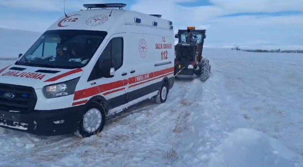 Kars’ta hastaya giden ambulans kara saplandı