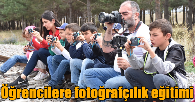 Köy köy dolaşıp öğrencilere fotoğrafçılığı öğretiyor