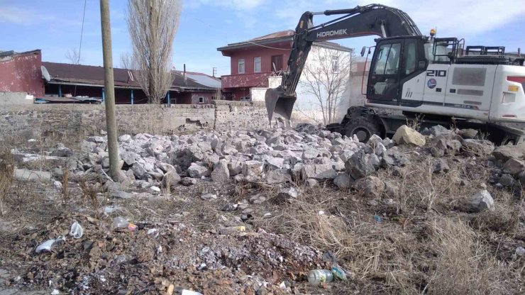 Kars Belediyesi metruk binaların yıkımını sürdüyor