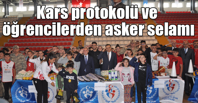 Kars protokolü ve öğrencilerden asker selamı