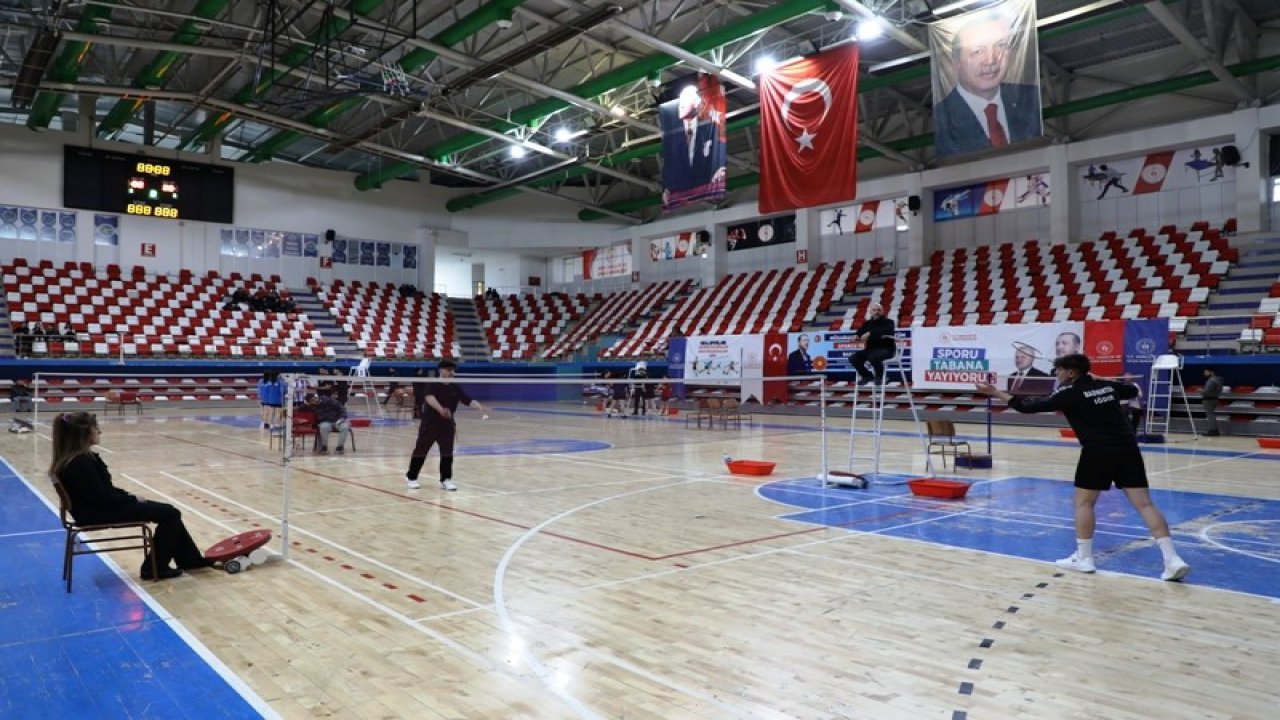 Ağrı’da Gençler Badminton Grup müsabakaları başladı