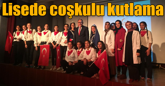 Lisede coşkulu kutlama