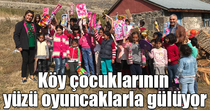 Köy çocuklarının yüzü oyuncaklarla gülüyor