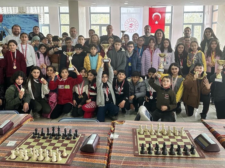 Kars’ta okullar arası satranç turnuvası sona erdi
