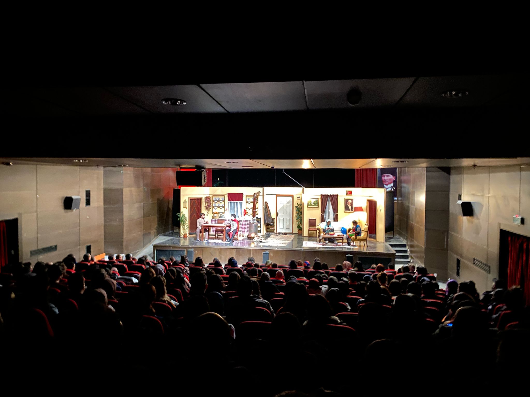 Kars Belediyesi Tiyatro Topluluğu  "Ocak" Perde 4  sahnelendi