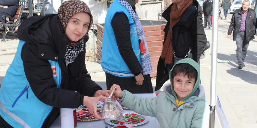 Kars'ta minikler harçlıklarını Filistin'e bağışladı