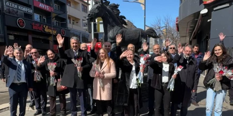 İYİ Parti Kars Belediye Başkan Adayı Metin Özad, 8 Mart'ta karanfil dağıttı