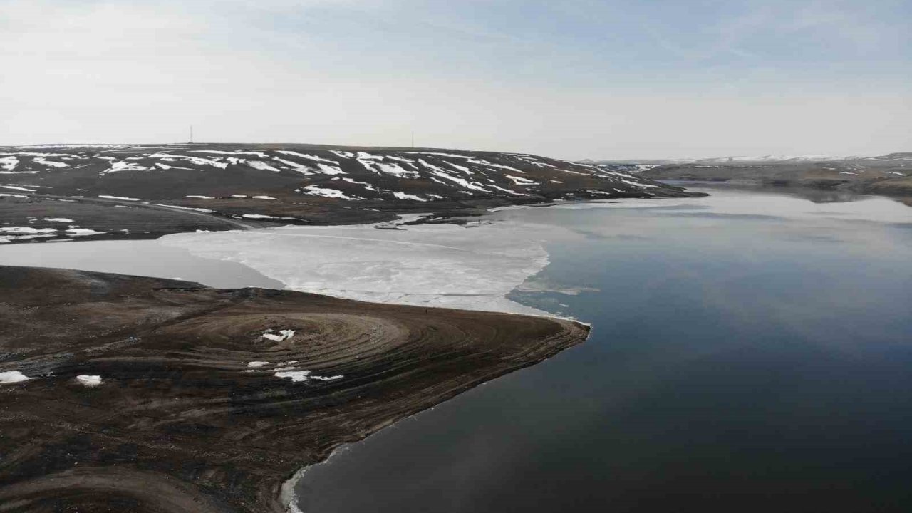Kars Baraj Gölü’nün buzları çözüldü