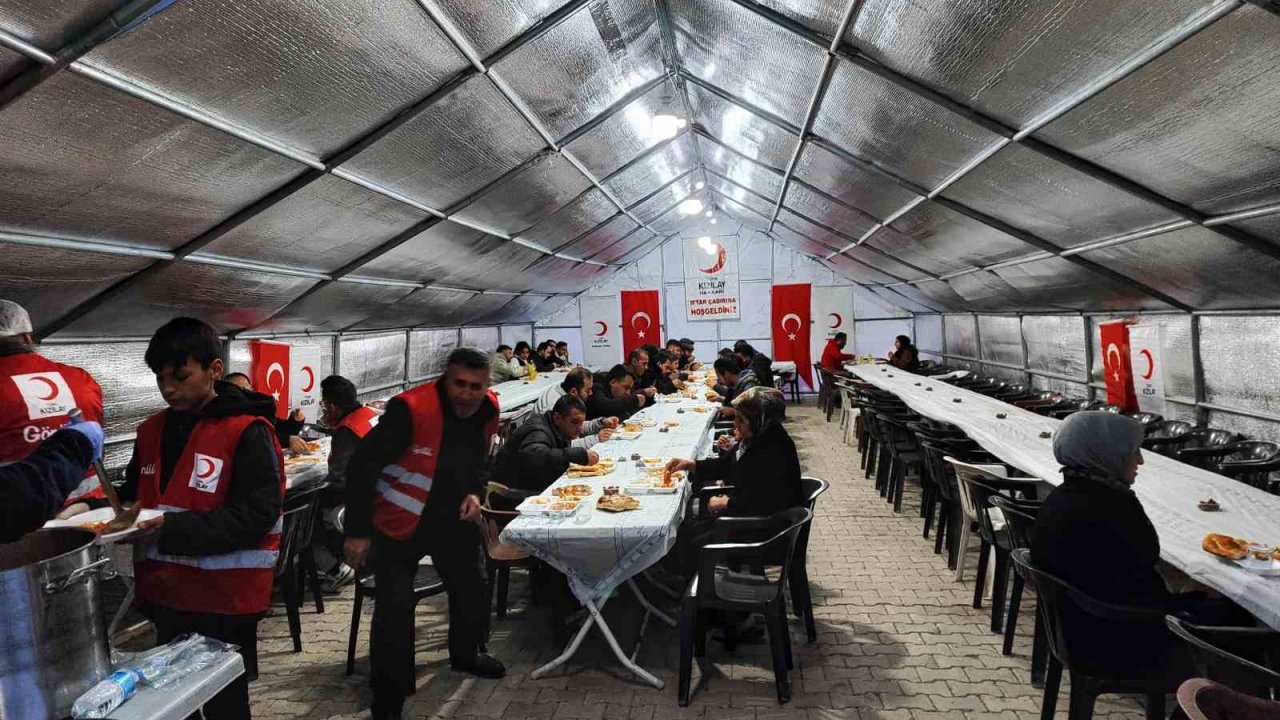 Hakkari’de iftar çadırı kuruldu