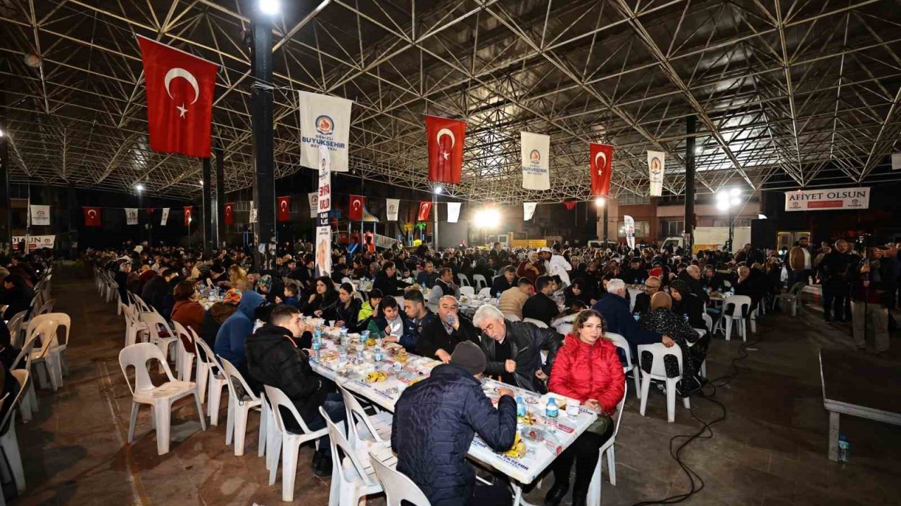 Denizli Büyükşehrin iftar sofrası Değirmenönü’nde kuruldu