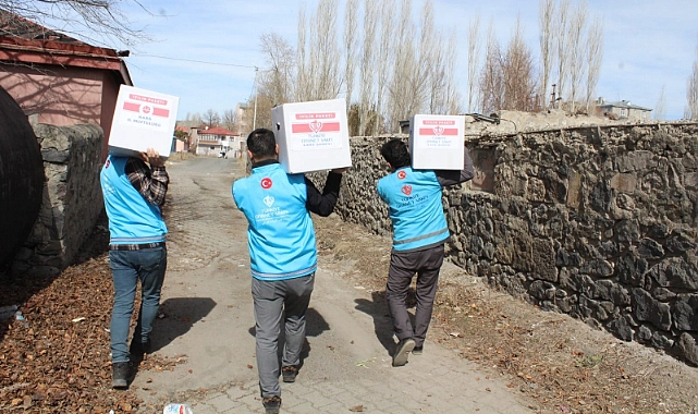 Kars'ta iyilik paketleri ailelere ulaştırılıyor