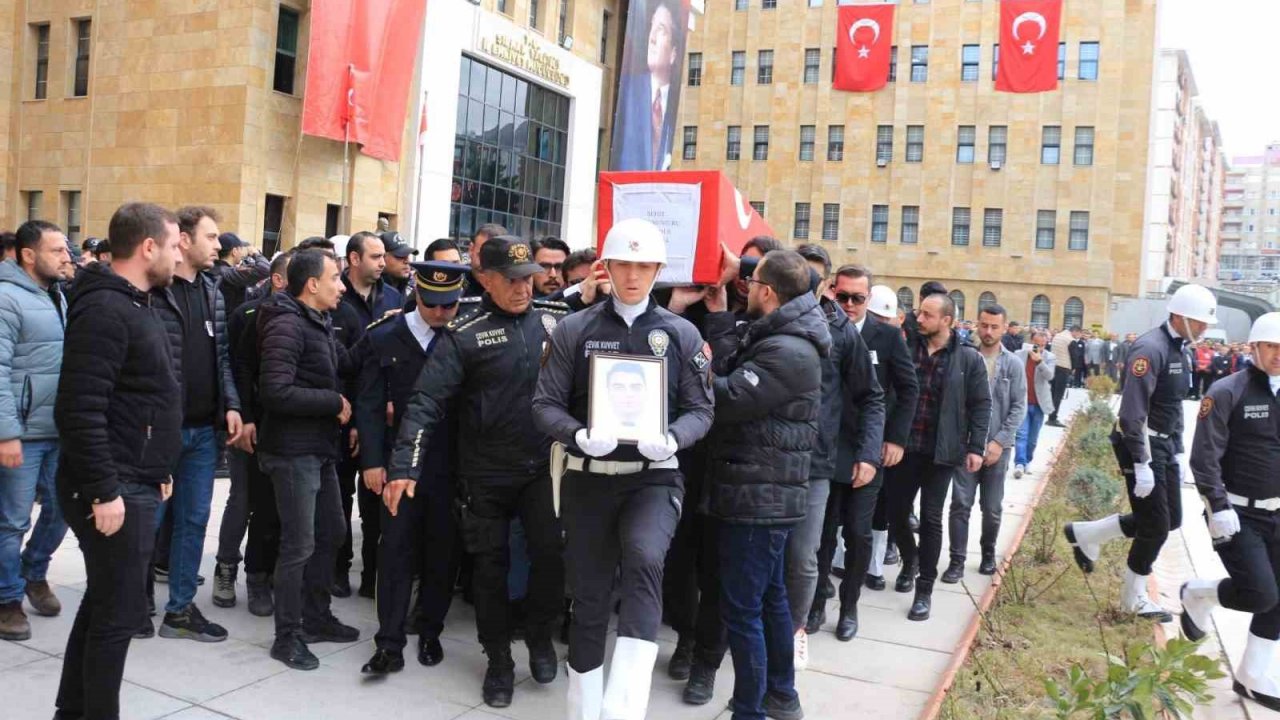 Şehit polis memurunun naaşı silah arkadaşları tarafından Denizli’ye uğurlandı