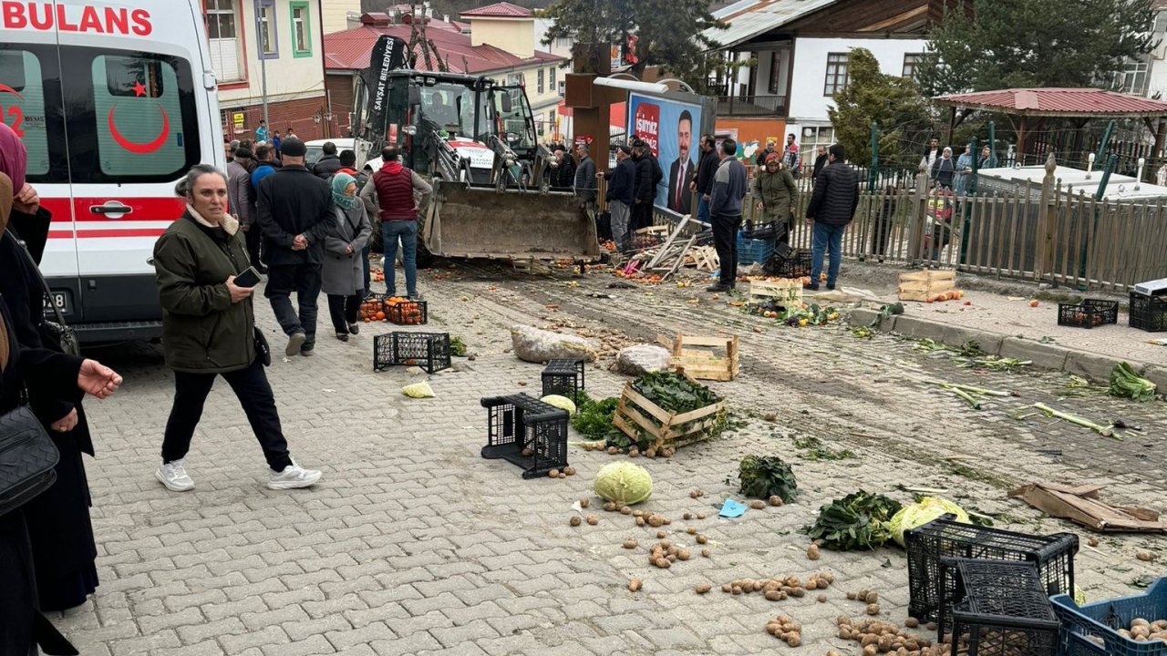 Freni boşalan iş makinesi pazarın içerisine daldı: 1 yaralı