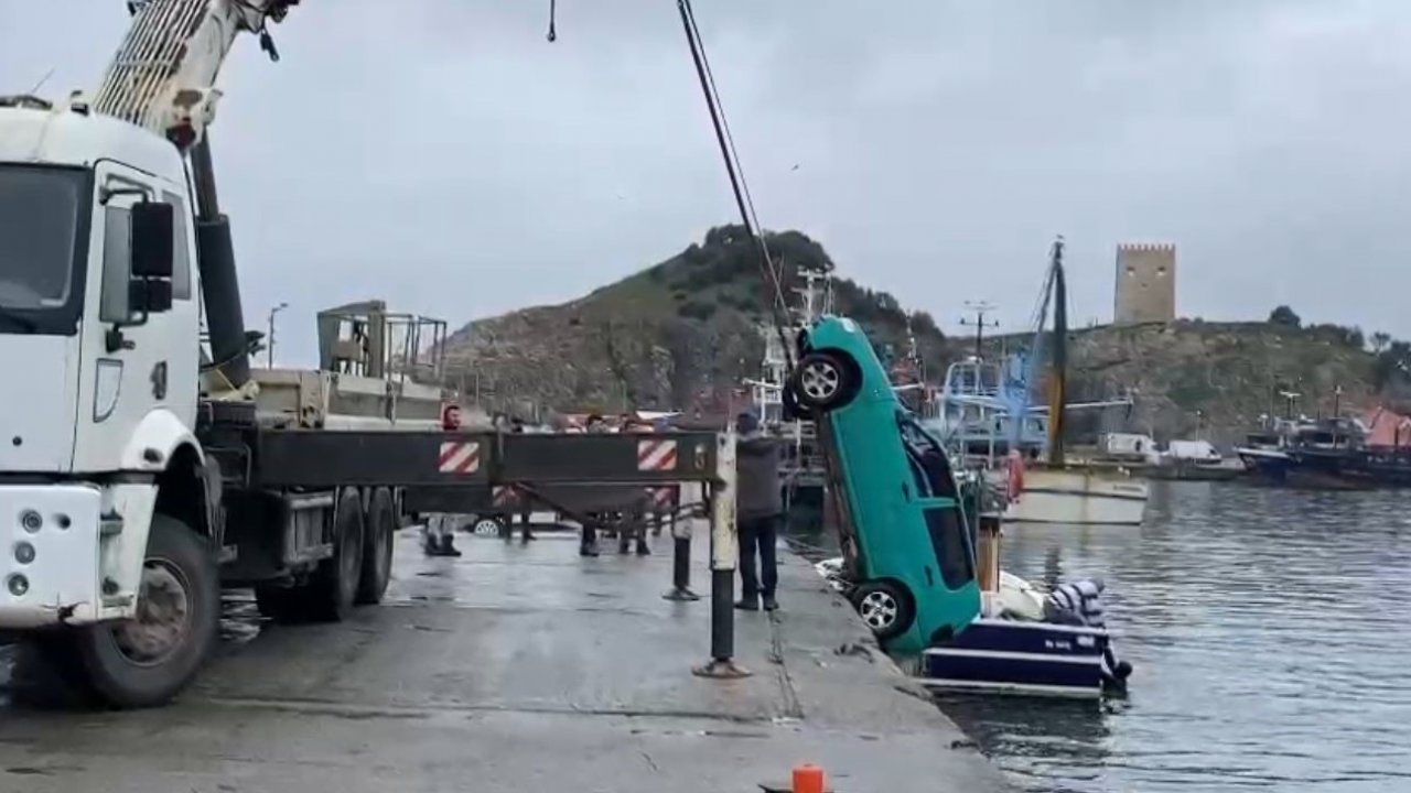 Şile Limanı’nda gece saatlerinde denize düşen otomobil çıkartıldı