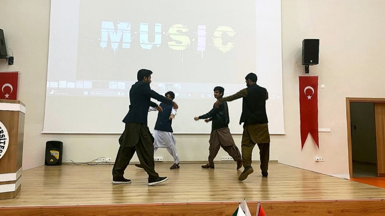 Pakistanlı öğrenciler ülkelerini şarkı ve geleneksel halk oyunları ile tanıttı