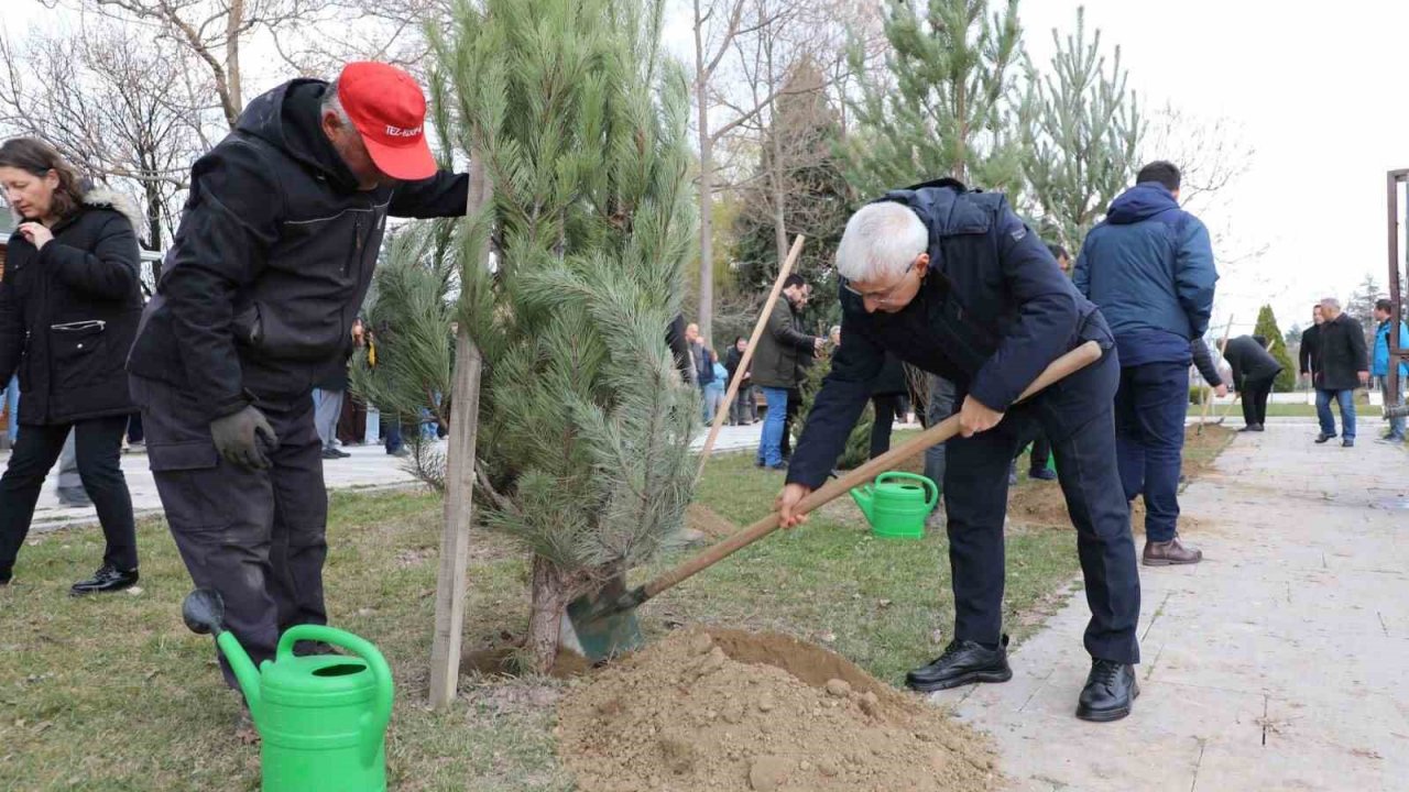 Eskişehir Teknik Üniversitesi’nde hayatını kaybeden Doç. Dr. Filiz Bayrakçı Karel ve kızı anısına ağaç dikim etkinliği gerçekleştirdi