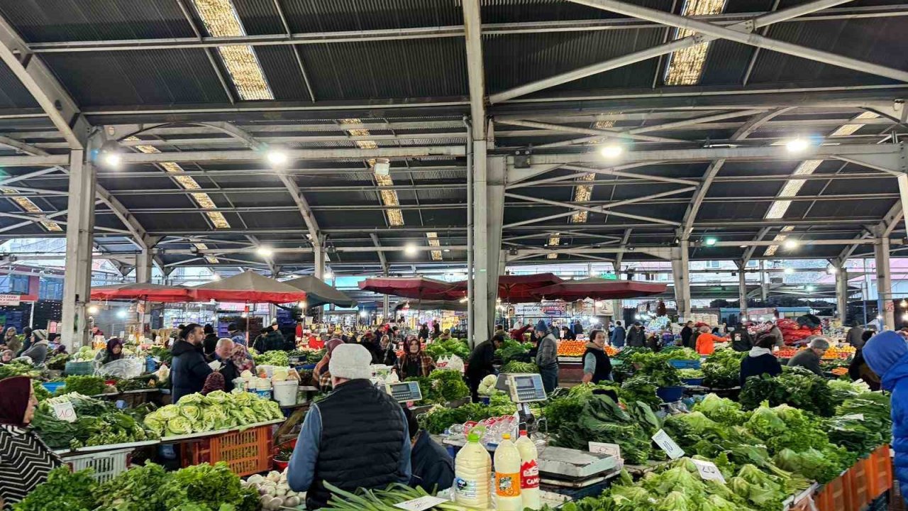 Zonguldak halk pazarında bezelye 100 liradan alıcı buldu