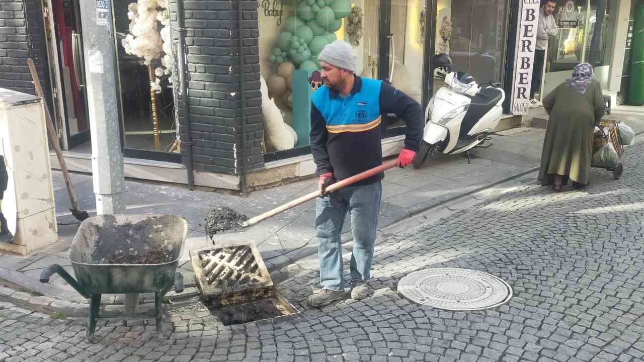 Yağmursuyu ızgaralarına atılan çöpler temizlendi