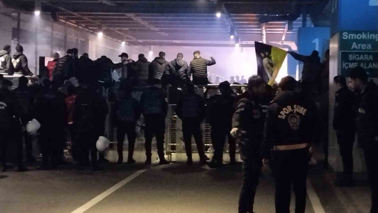Fenerbahçeli taraftarlar Sabiha Gökçen Havalimanı’nda toplanmaya başladı