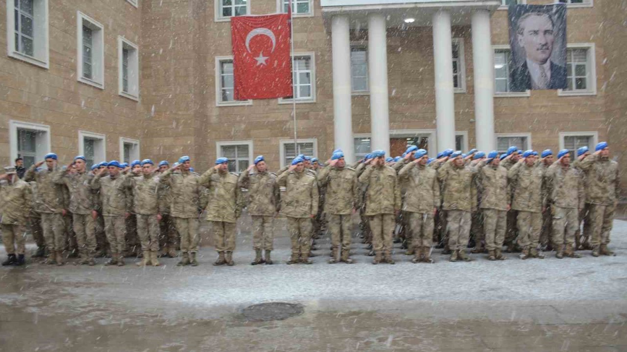 Beytüşşebap’ta Mehmetçik ve öğrenciler kar altında Çanakkale Zaferini kutladı