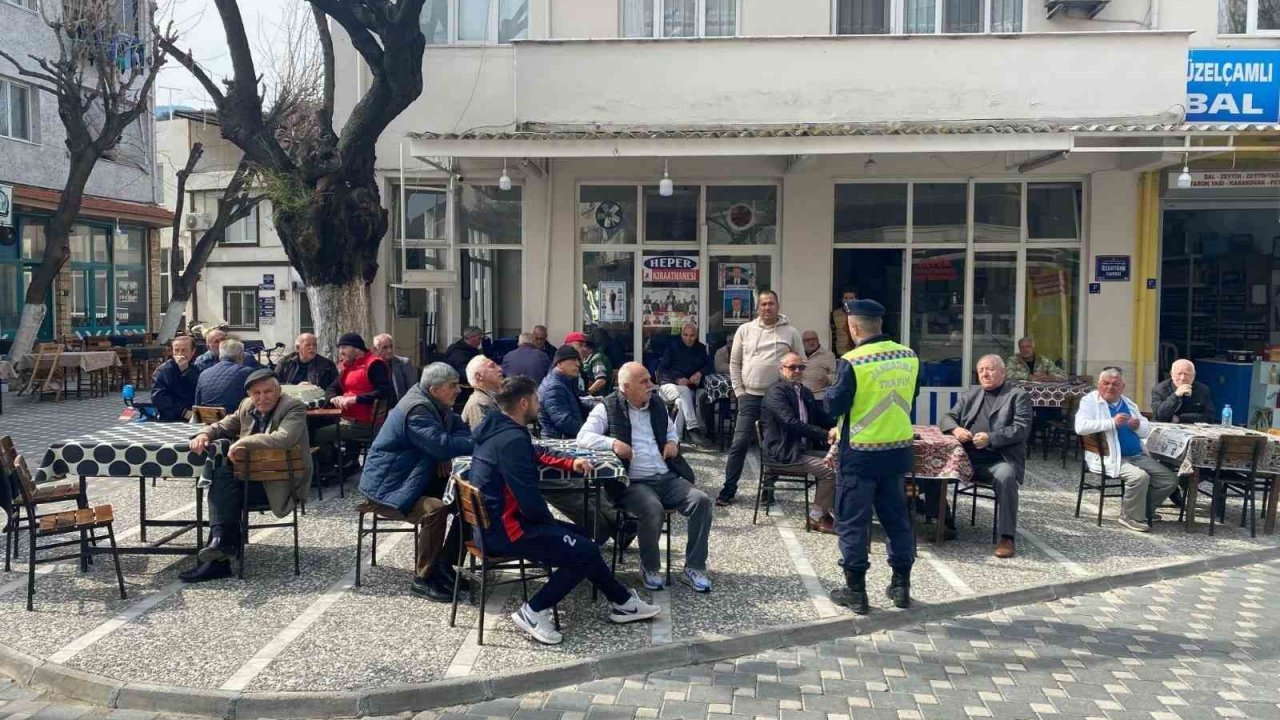 Kuşadası’nda vatandaşlar trafik kurallarına karşı bilgilendirildi