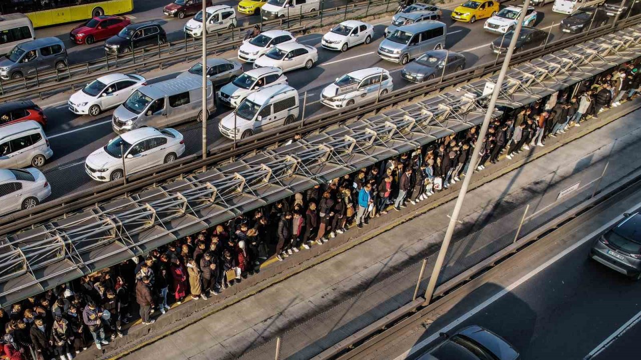 İstanbul’da metrobüs kuyruğundaki zorlu yolculuklar devam ediyor