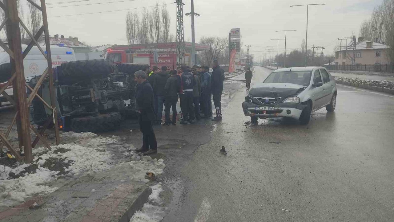 Malazgirt’te traktör ile otomobil çarpıştı