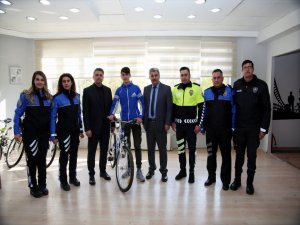 Tunceli'de polisler, öğrencilere bisiklet ve olta takımı hediye etti