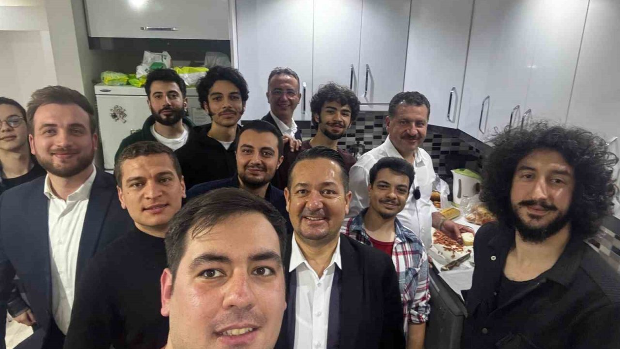 Başkan Yılmaz, öğrenci evinde sahur yaptı