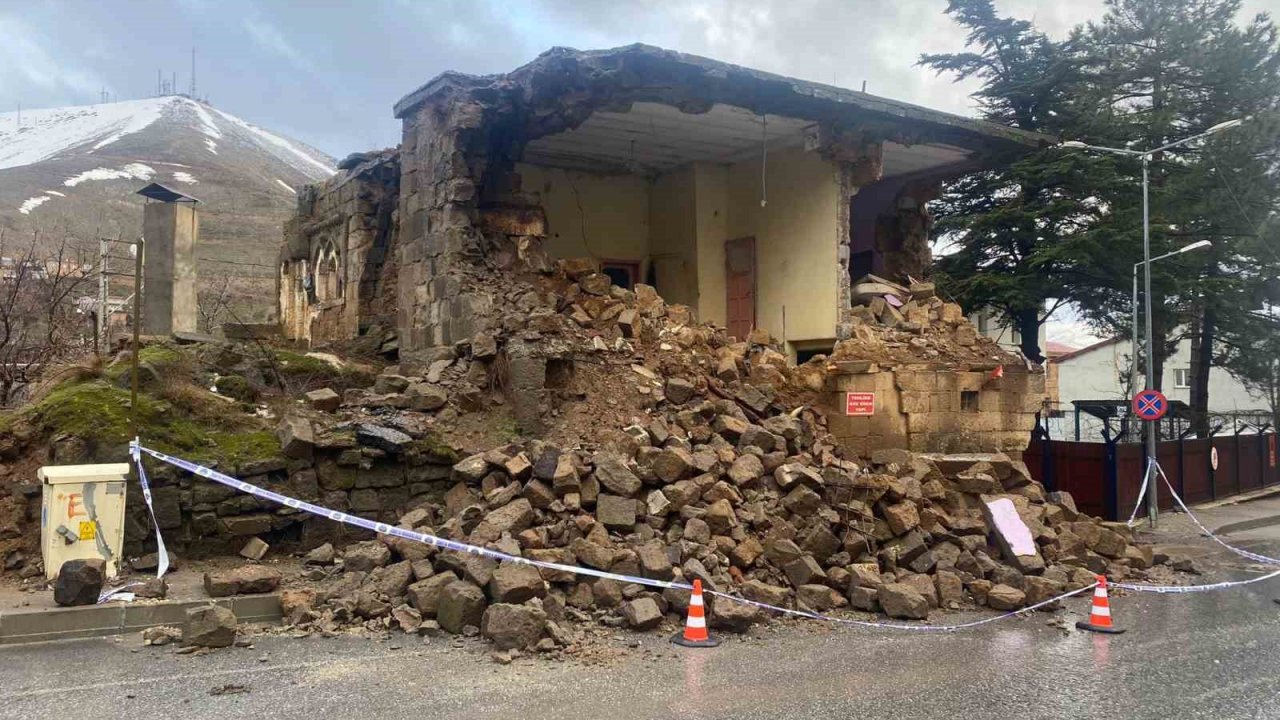 Bitlis’te sağanak yağışla bir taş ev yıkıldı